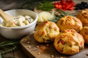 découvrez l'astuce infaillible pour réussir des scones salés avec une pâte légère et croustillante, parfaite pour vos apéritifs et brunchs gourmands.
