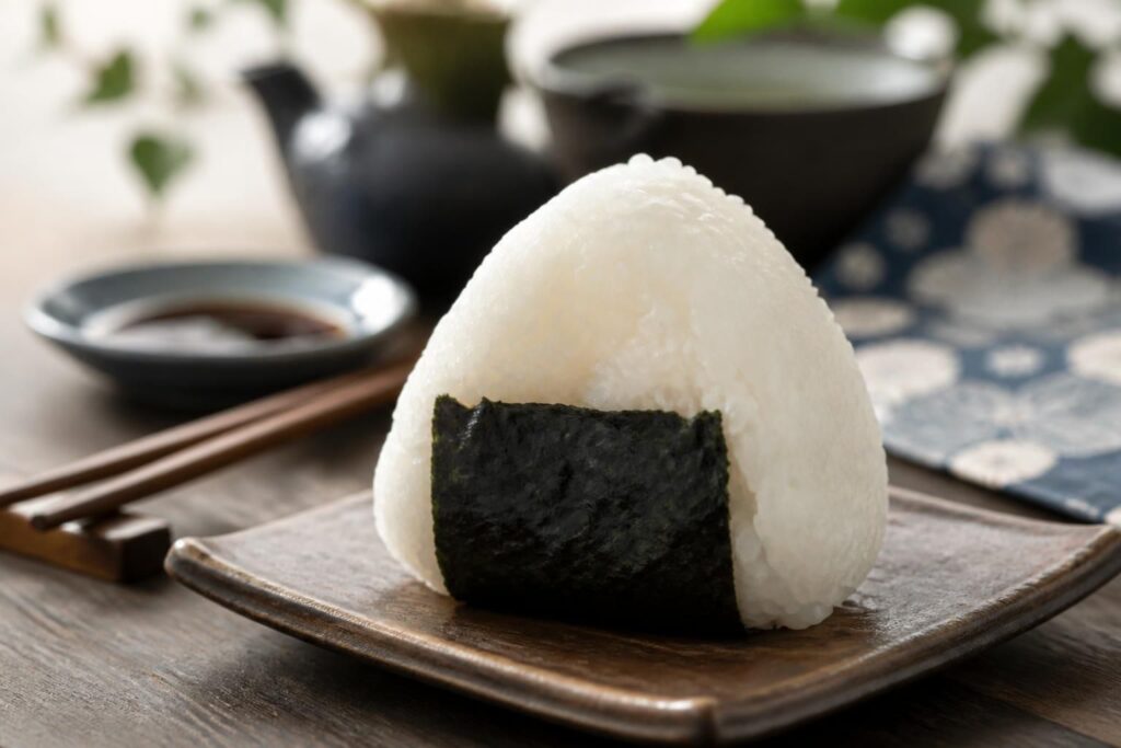 découvrez l'art japonais des onigiris, ces délicieuses bouchées de riz façonnées à la main, parfaites pour des repas sains, rapides et savoureux.