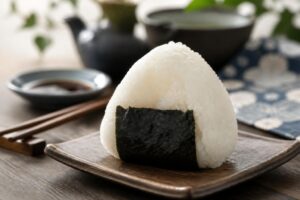 découvrez l'art japonais des onigiris, ces délicieuses bouchées de riz façonnées à la main, parfaites pour des repas sains, rapides et savoureux.