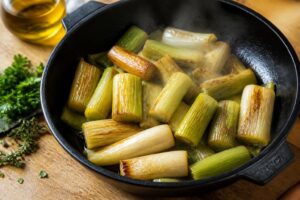 découvrez notre astuce simple pour réussir des poireaux à la poêle, fondants et savoureux à chaque cuisson. une recette facile pour sublimer vos légumes.