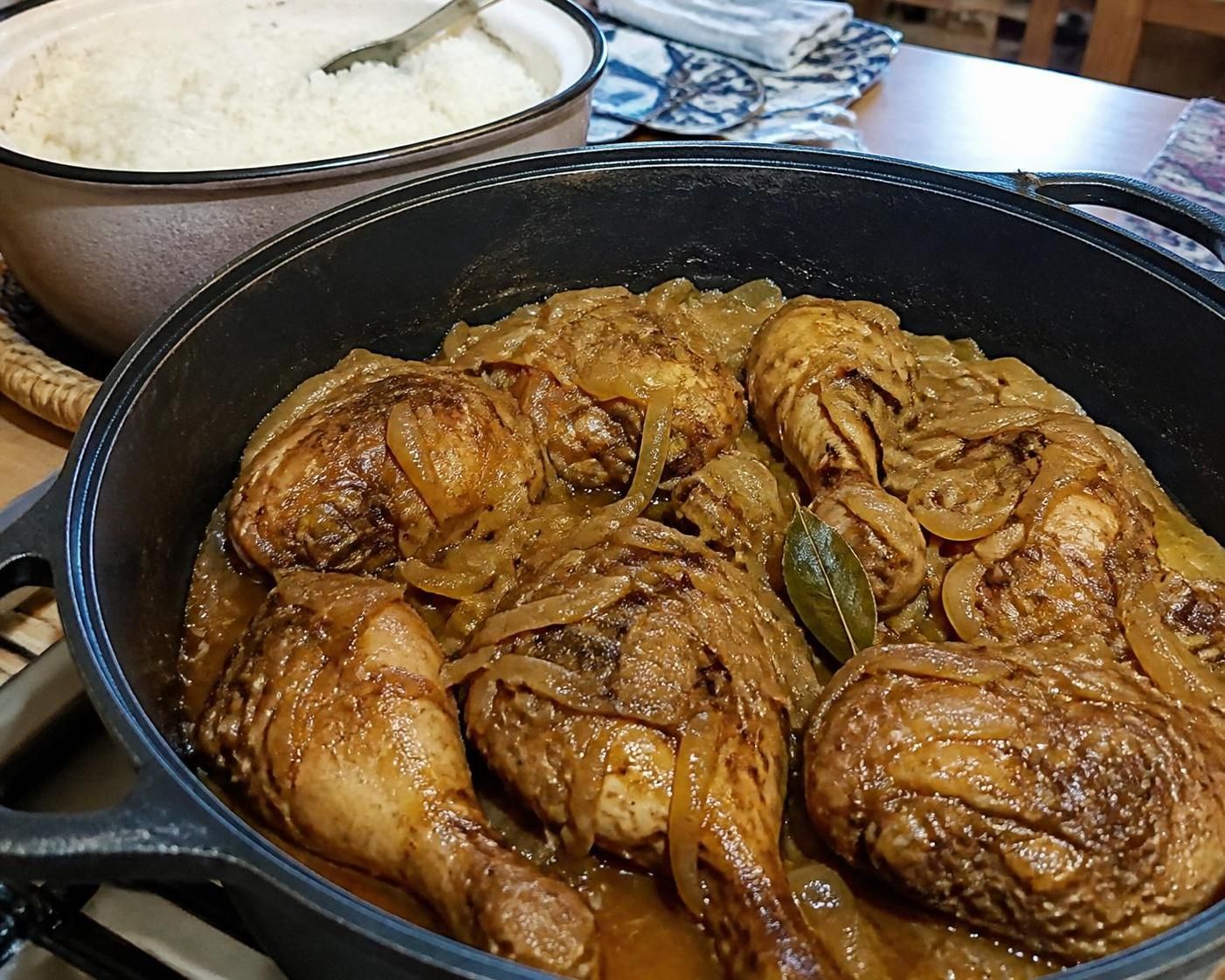 découvrez les secrets et astuces pour préparer un délicieux poulet yassa, ce classique sénégalais, directement chez vous. recette facile et savoureuse garantie !