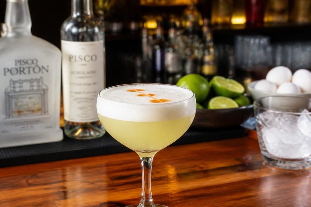 découvrez la recette incontournable du pisco sour, le cocktail parfait pour réussir à coup sûr vos apéritifs et surprendre vos invités.